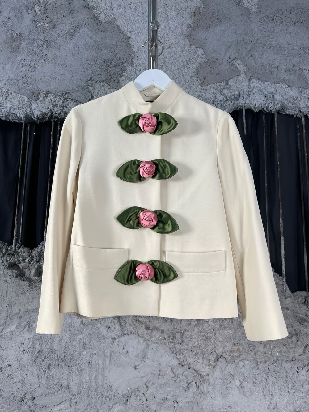 🚩steal Gucci Cream Jacket with Pink Rose and Green Leaf Accents